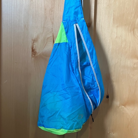 Lewis N Clark Blue and Green Crossbody Sling Bag - Picture 6 of 8